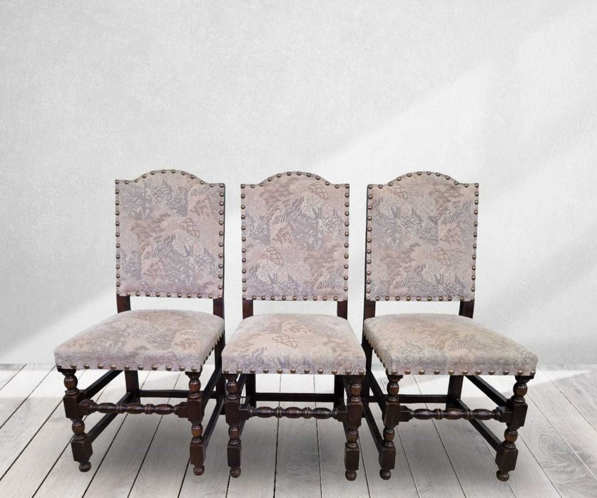7 броя столове с масивна конструкция и текстилна дамаска