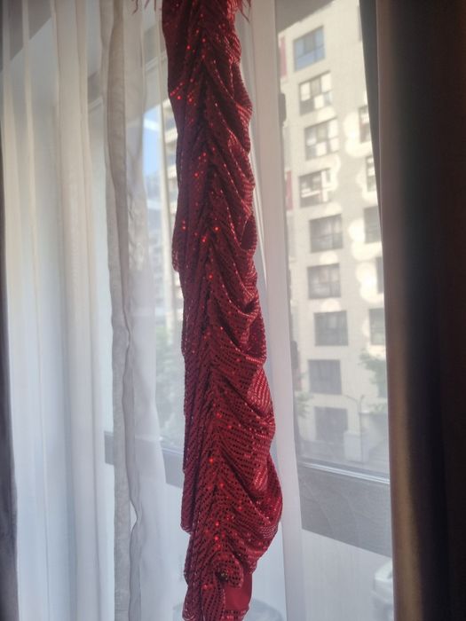 Rochie Roșie Cu Paiete Și Pene Nissa