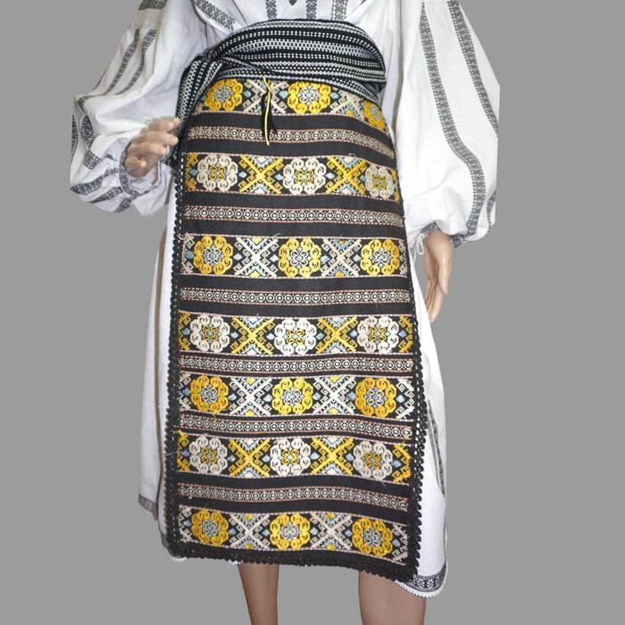 Costum popular vechi , autentic , lucrat manual masura L-XL