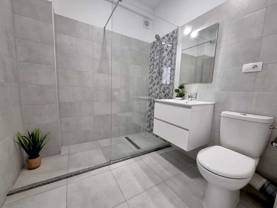 Inchiriez studio ZONA CENTRALA, bloc nou, gradina privata