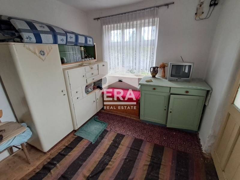 Едноетажна къща за продажба, с допълнителни сутеренен етаж, пристройка