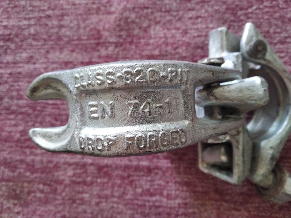 Крепеж, хомут для трубы. Кронштейн, крепление для батареи, радиатора.