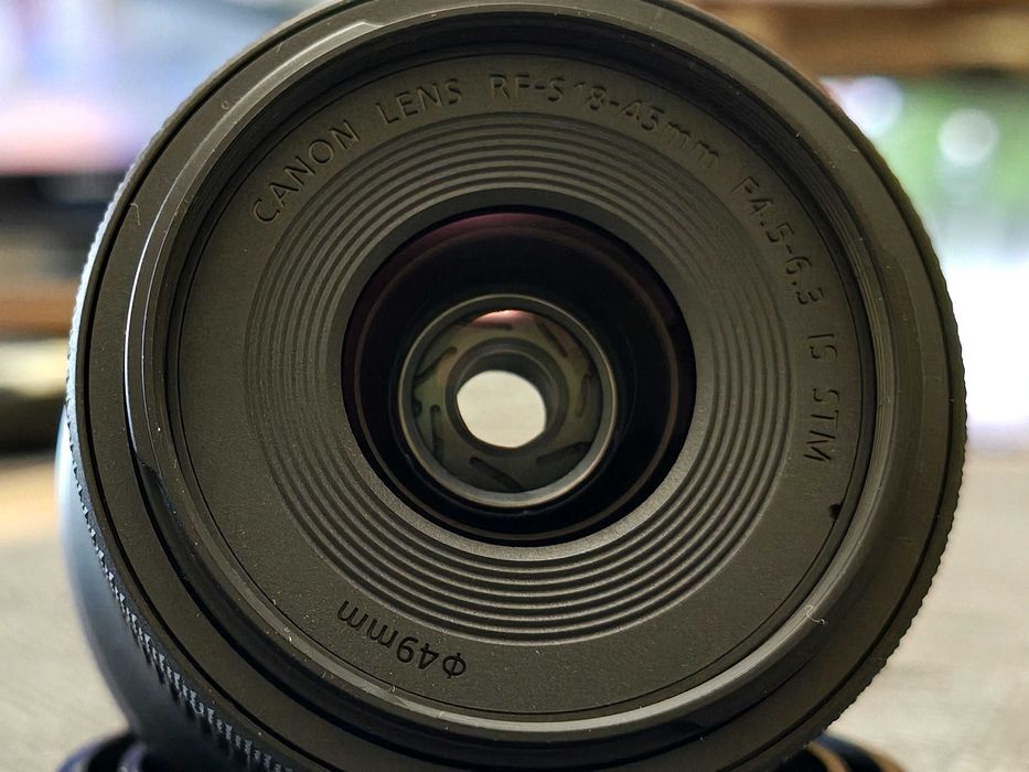 Продавам обектив Canon RF-S 18-45 IS STM