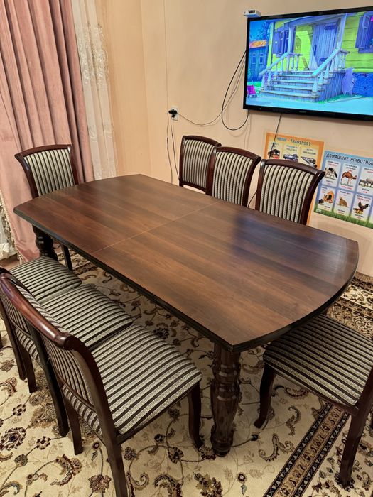 Стол и стулья на 10 персон