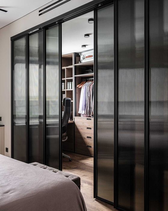 Двери раздвижные, распашные, перегородки неподвижные и межкомнатные