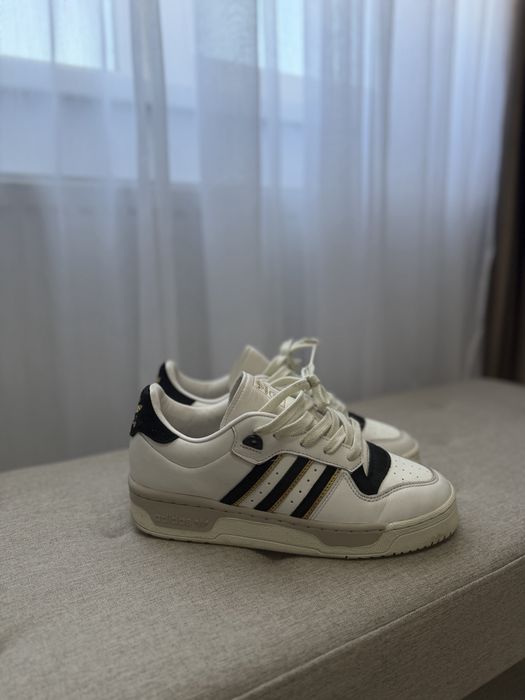 Adidas adidasi 200 lei