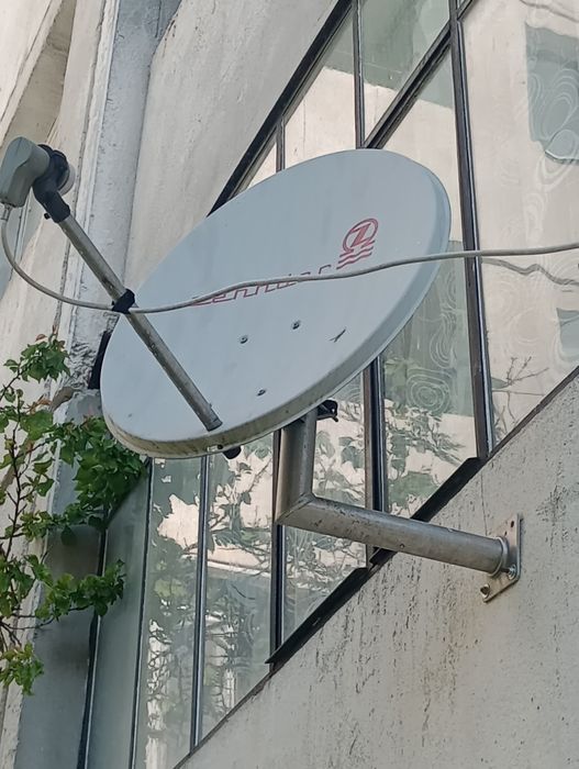 Сателитна чиния и два приемника