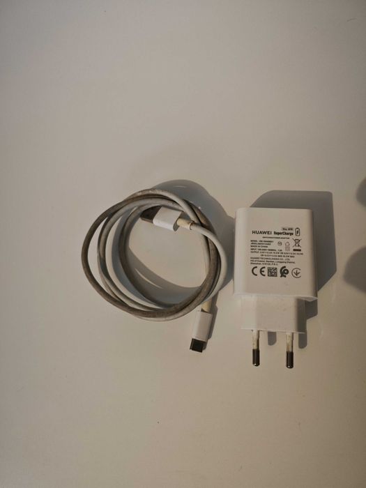 Huawei P40 Lite – ecran spart, telefon funcțional