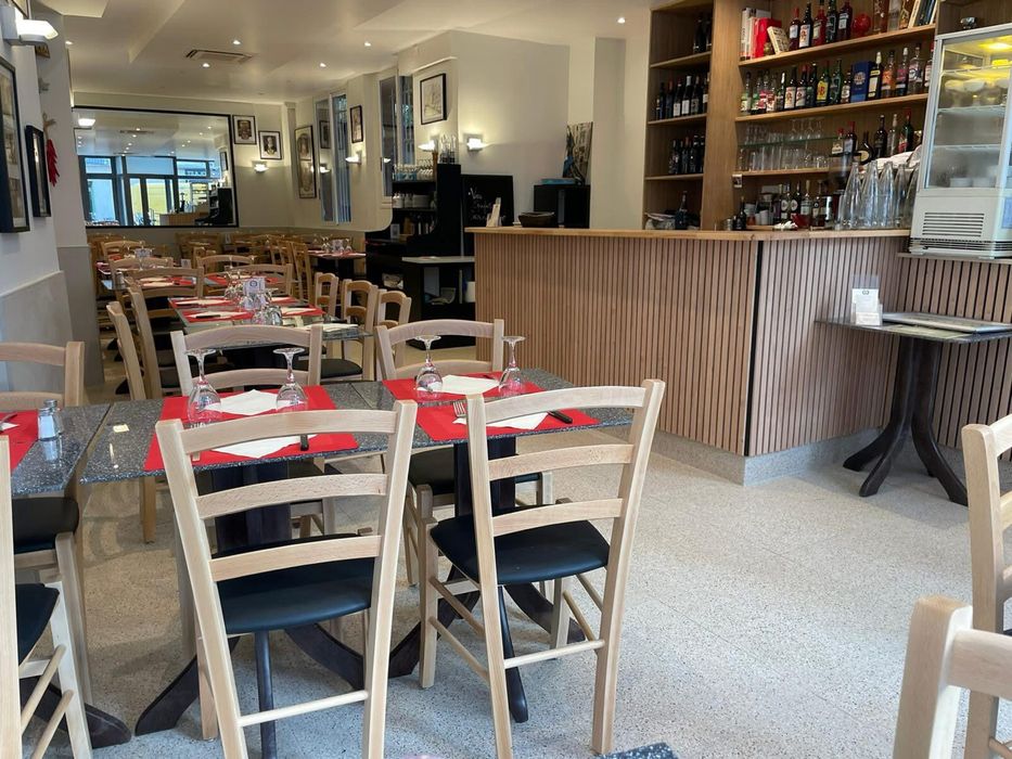 Mese și scaune din lemn masiv - Perfecte pentru restaurante, pub-uri!