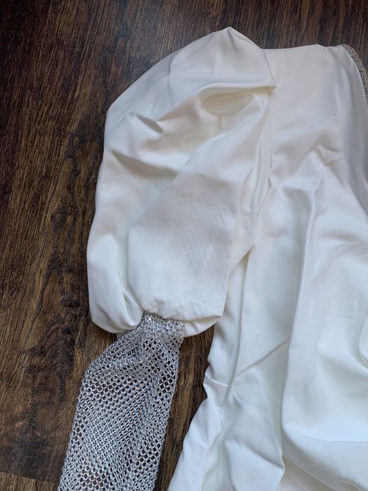 Rochie alba superba pe un umar