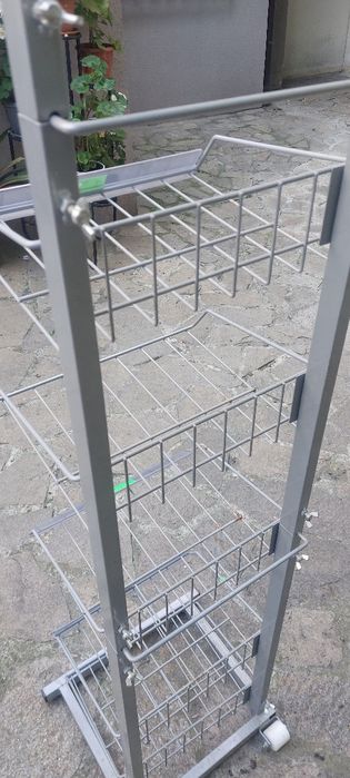 Продавам железен стелаж чисто нов.