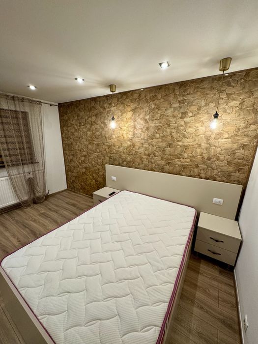 Garsonieră renovată, etaj 1, Bistrița Lac – parcare în fața blocului