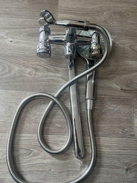 Продам смеситель для ванны