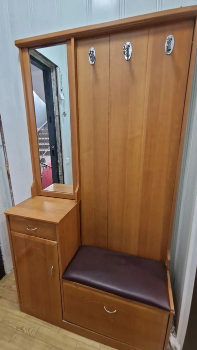 Прихожая со шкафом и зеркалом