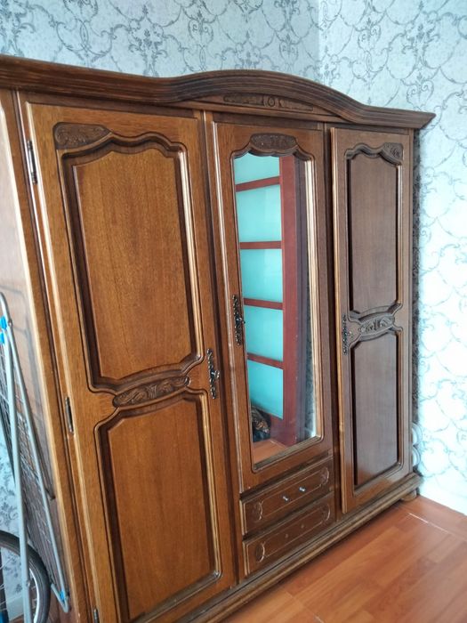 Срочно продам спальный гарнитур.