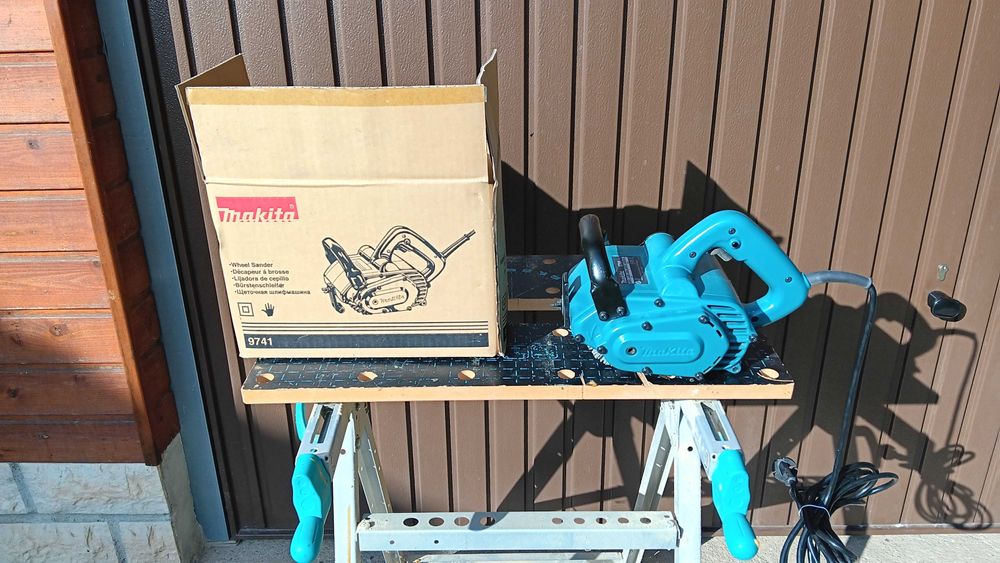 MAKITA 9741 Masina de slefuit cu perie 860W, 100x120mm NOU!