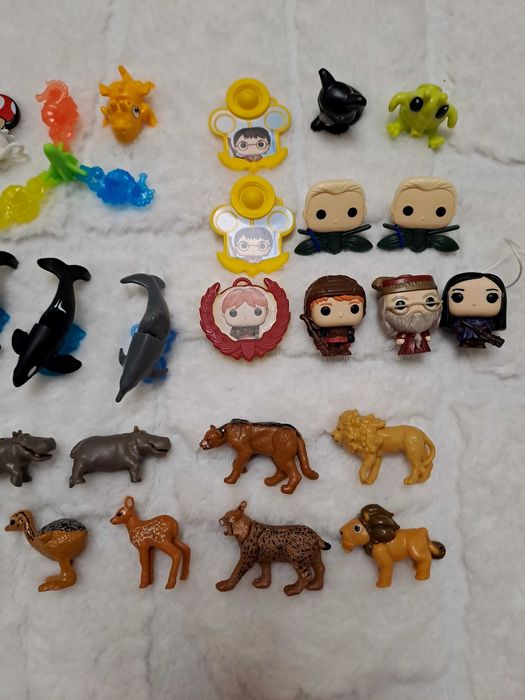 Играчки от шоколадови яйца киндер.