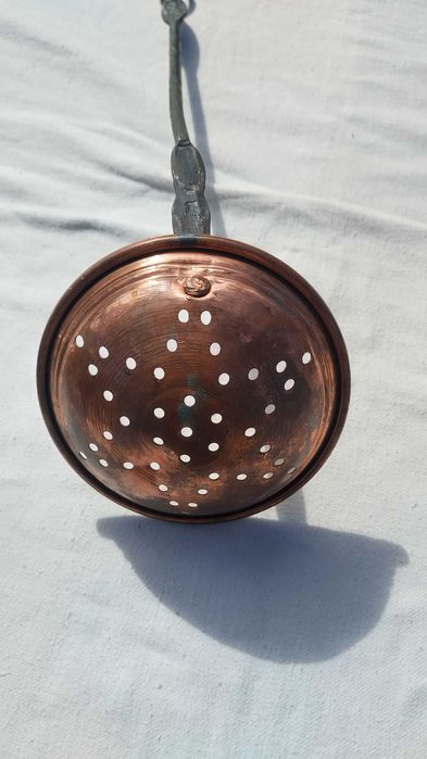 Меден решетъчен черпак и менче