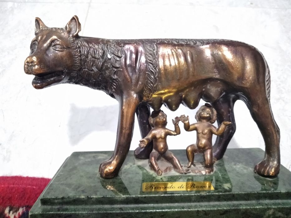 Бронзовая Статуя из Италии, римская волчица, вскормившая Ромула и Рема