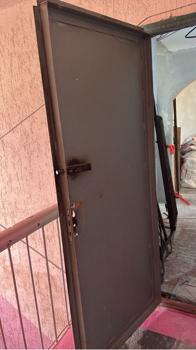 Металлическая дверь