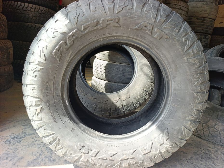 Maxxis Razr A/T 285/70/17