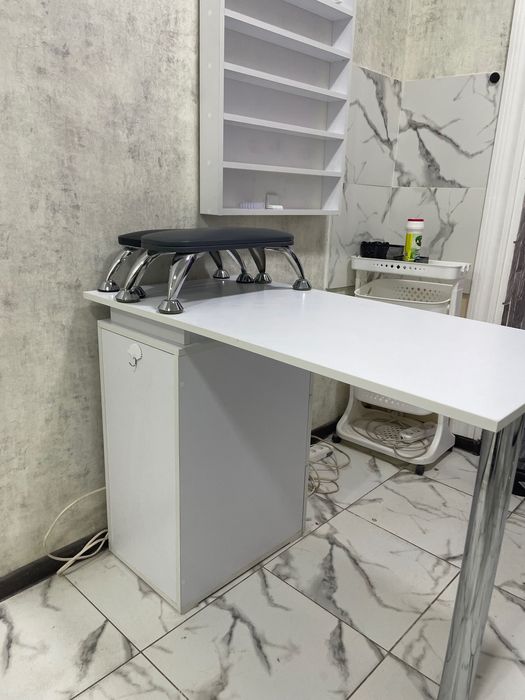 Стол для мастера маникюра б/у в идеальном состоянии