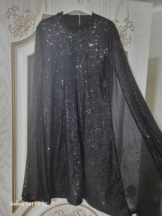 Блестящее черное платье