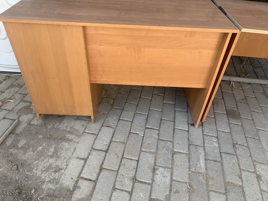 Два стола из твердой древесины