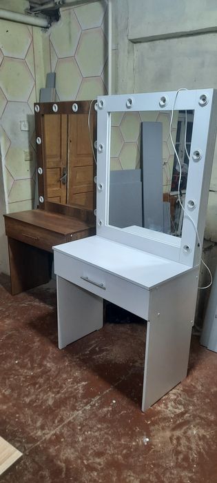 Трюмо 75 см ширина с лампами