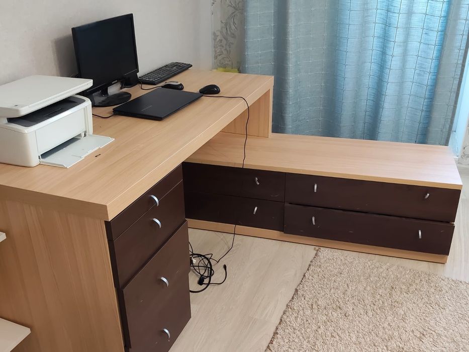 Продам фирменный письменный стол