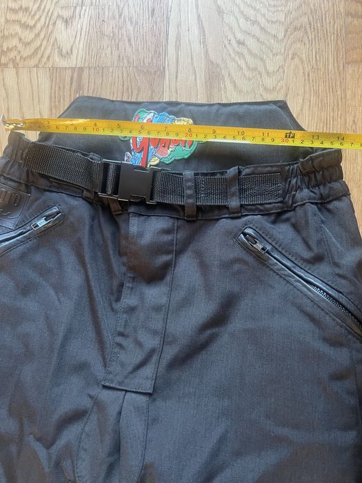 Pantaloni moto dama marime S. Sunt din piele si textil. Are protectii la genunchi si solduri. Se vand deoarece sunt mari de sotia me.