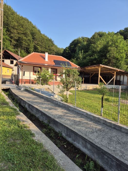 Vand s au schimb cu apartament .