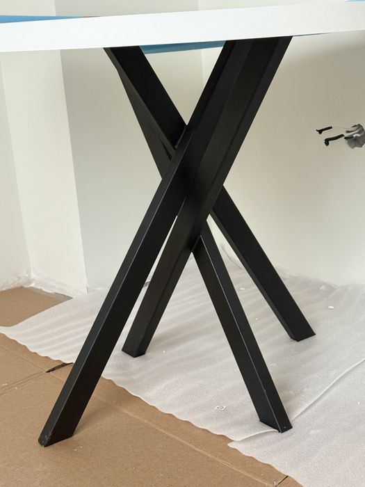 Нова маса 100 с черни крака