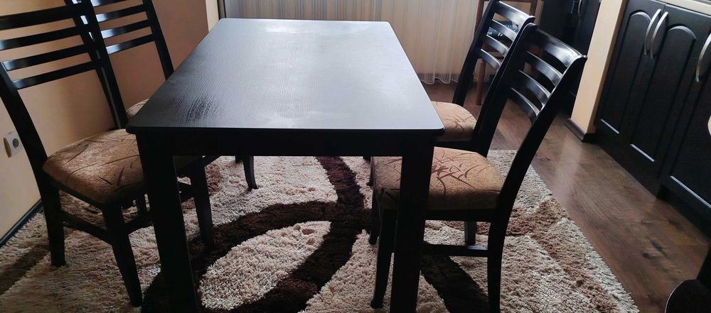 Трапезна маса със столове
