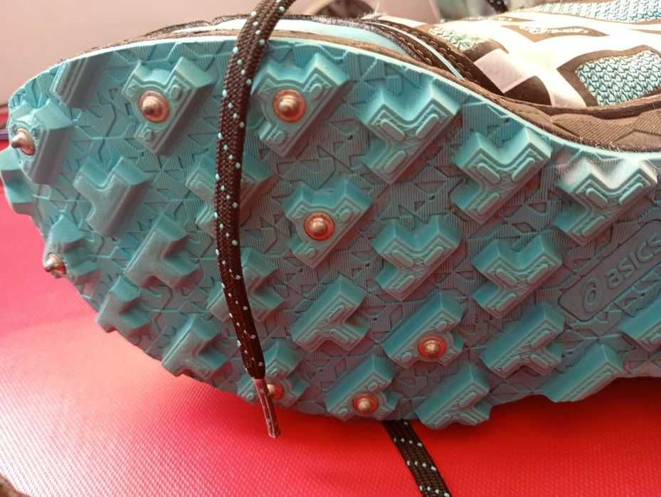 За планина и спорт Asics