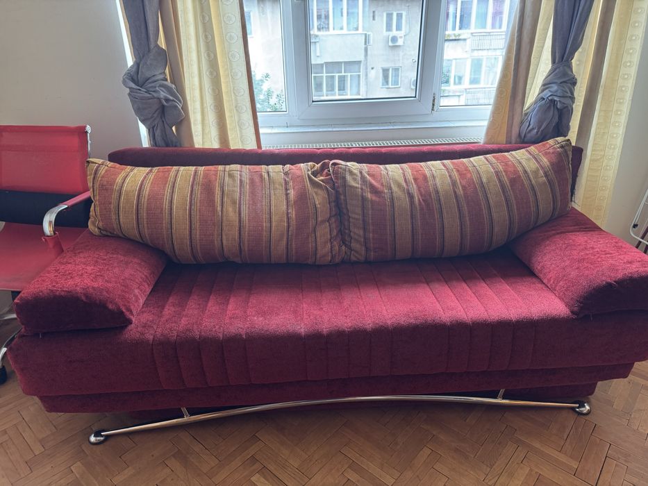Donez doua canapele extensibile, doua saltele / pat , un dulapior si doua scaune de birou  - Timișoara