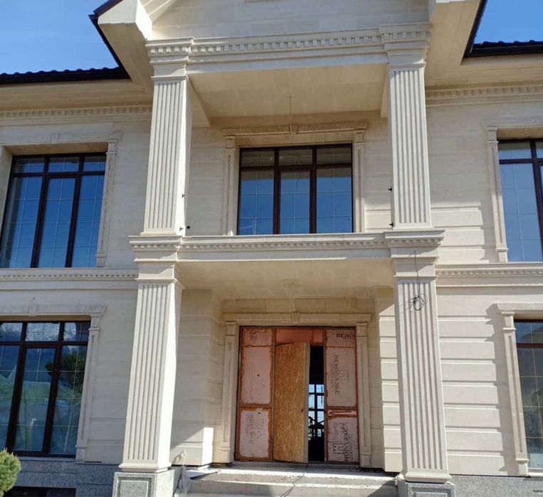 Травертин , гранит .