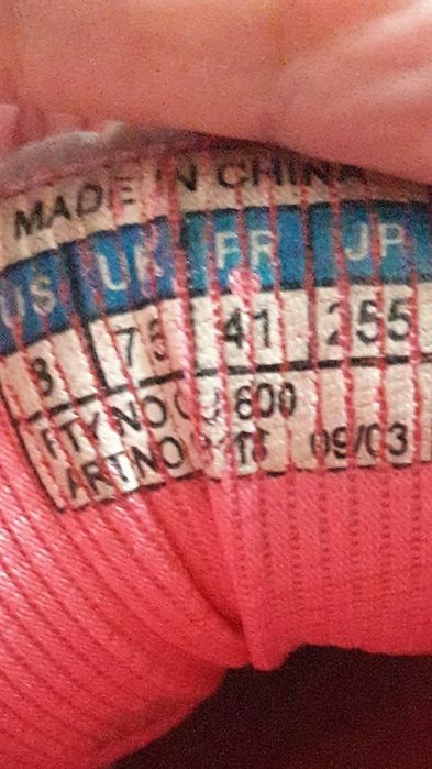 Продам женские кроссовки дёшево