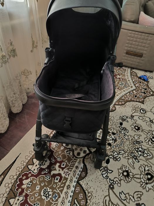 Коляска черная мощная