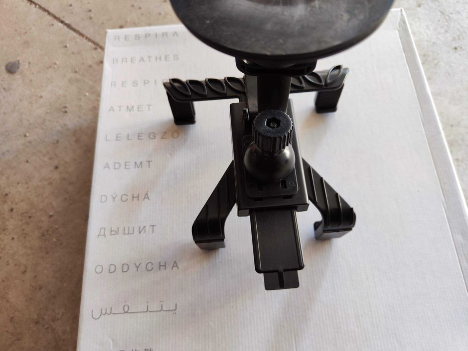 Стойка за за таблет в автомобил