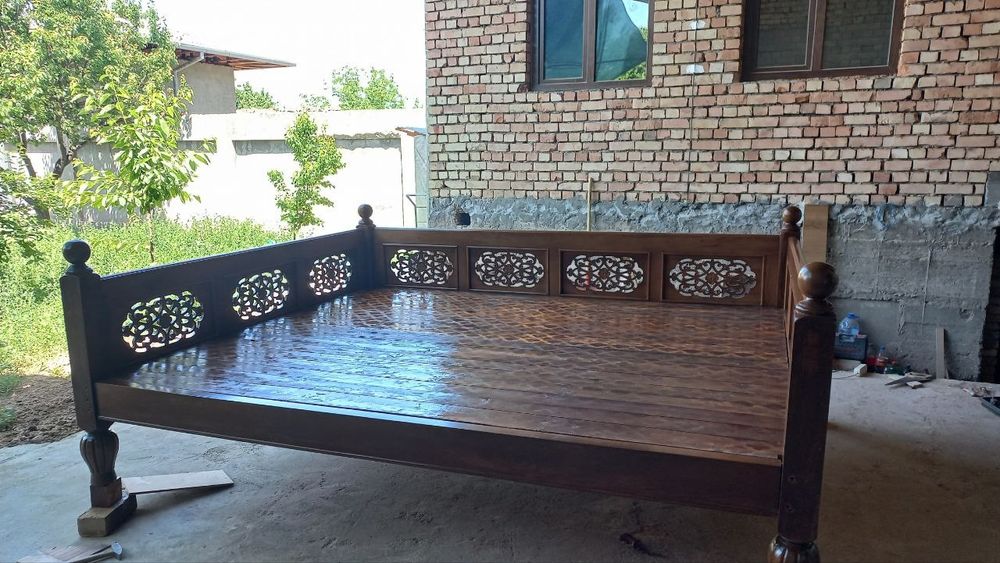 кровать тапчан ёнгокдан(из ореха), 2.5х3м. буёги янгиланган.