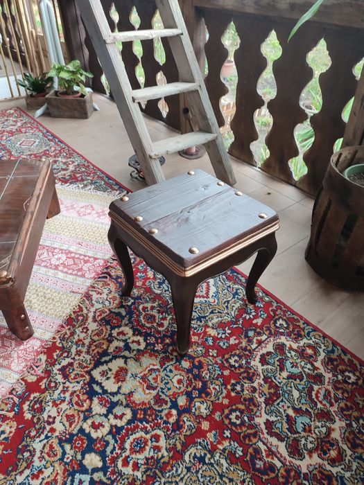 Mobilier rustic și ustensile vechi.