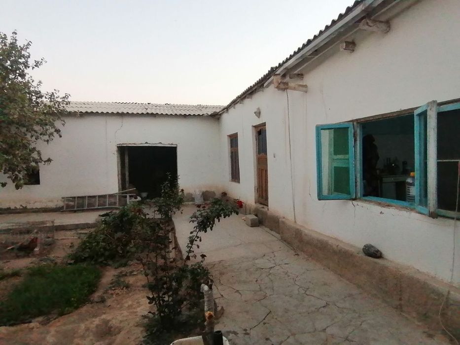 Karmana tumanida hovli uy sotiladi