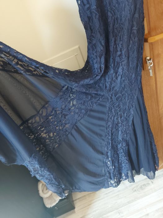 Тъмносиня дантелена дълга рокля