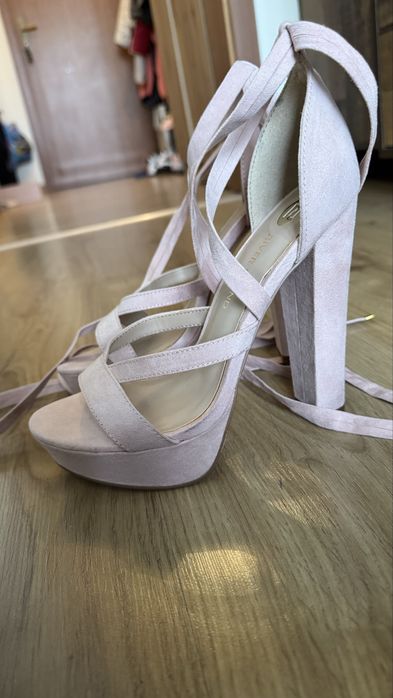 Високи дамски обувкк