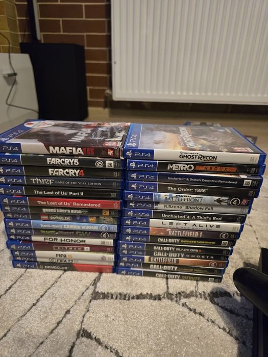30 jocuri PS4 + Consola PS4 cu 1 TB si 3 manete