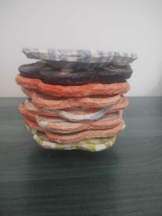 Mici boluri handmade și pictate manual din papier mache