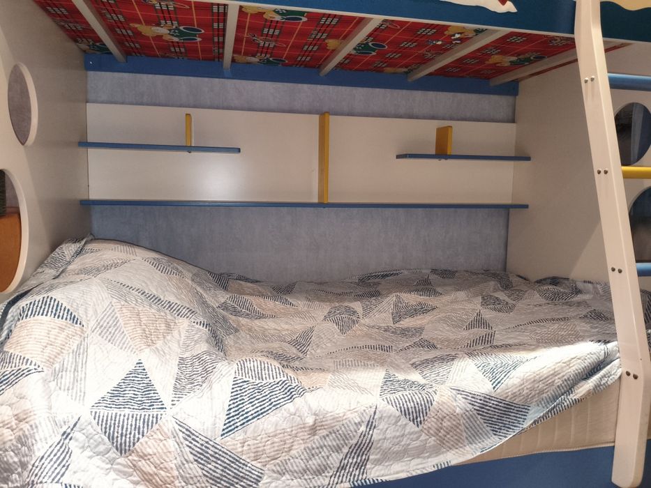 Дестко легло на два етажа, ъглов гардероб и бюро с поставка за компютъ