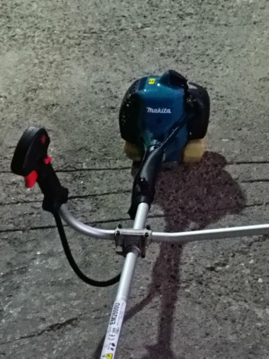 Makita ,cositoare ușoară putere maxim un căluț potrivită pt casa sau livezi .