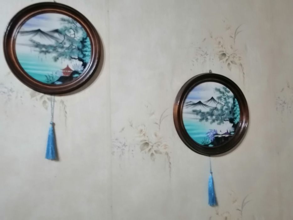 Две круглые картины шелкография.